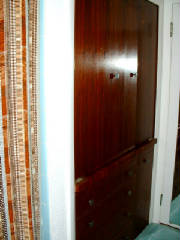 125mhp_masterbath_walnutveneerbuiltin_wlaundrychutetowashroombelow_x560.jpg