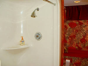 lowerfullbath_moldedtub_x560.jpg