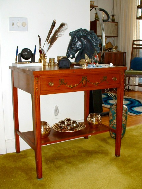 125mhp_livingroom_antiquetable_x480x640.jpg
